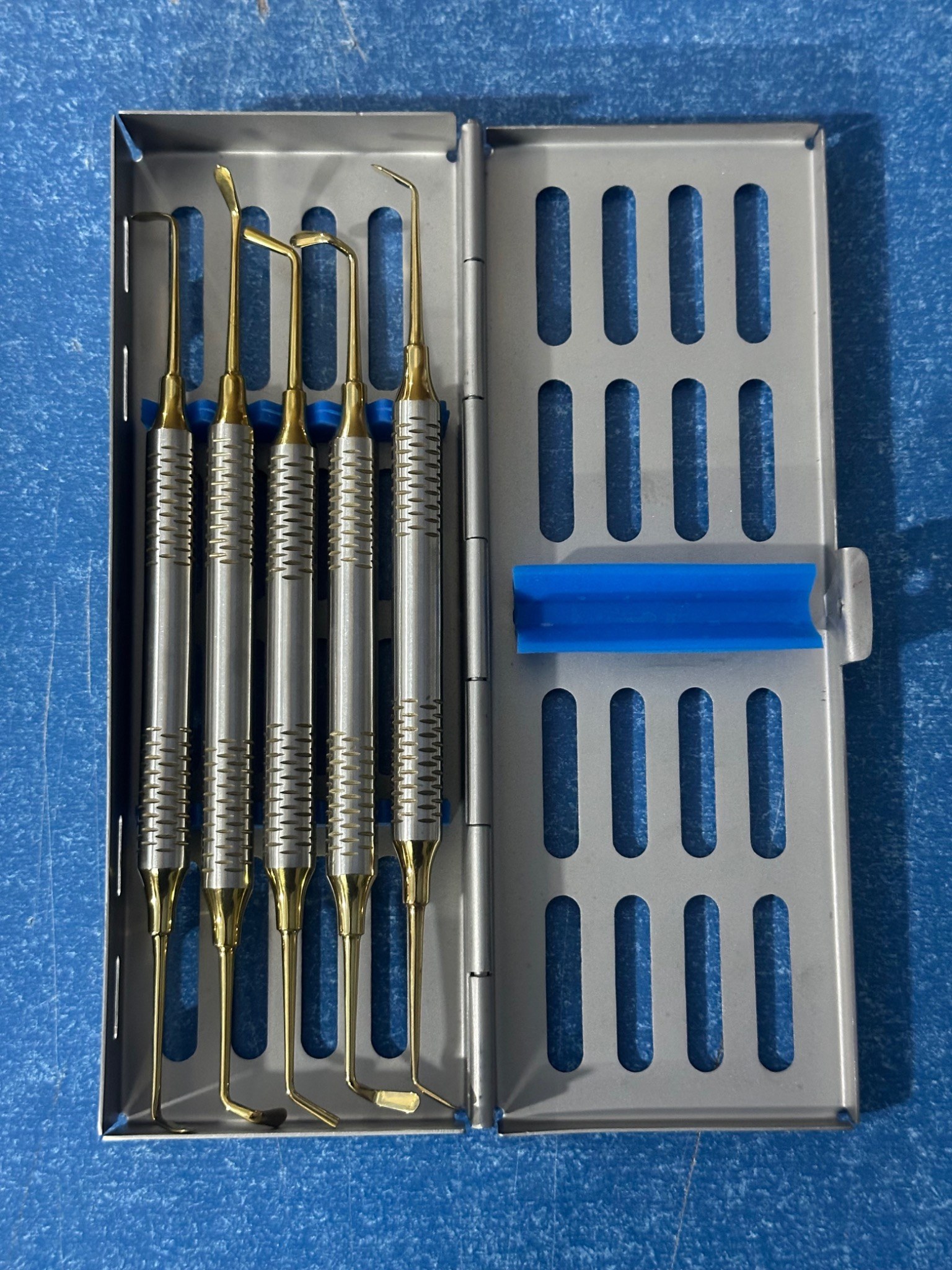 Osteotome and surgical instrument set